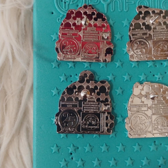 💙FIRM! NWOT DISNEY PARKS 25 YEARS WAVE A WDW HIDDEN MICKEY 2025 MYSTERY PIN SET - Picture 8 of 8